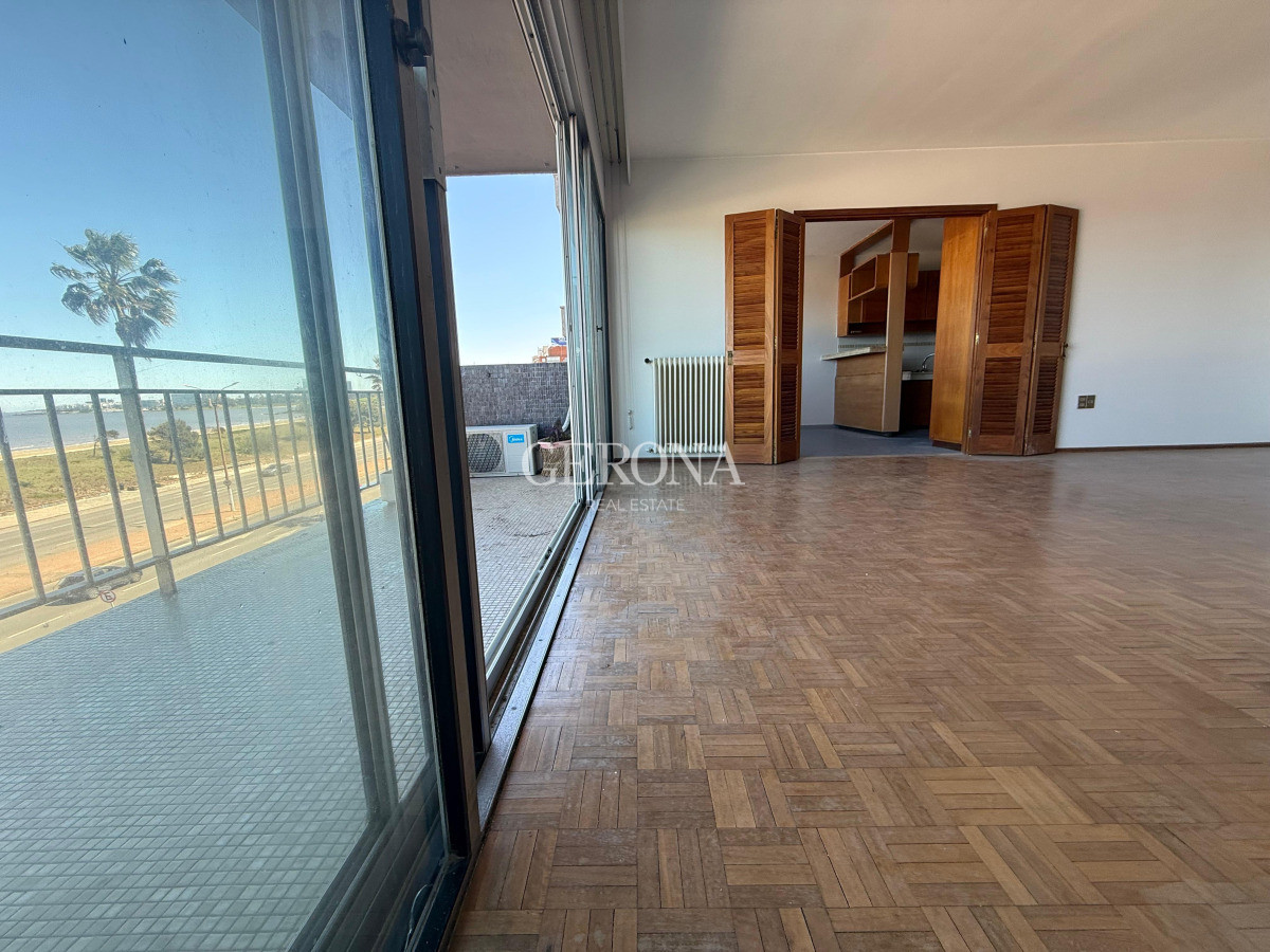 Apartamento ID.261 - Apartamento en venta sobre la rambla de Malvin de tres dormitorios y un Garage.