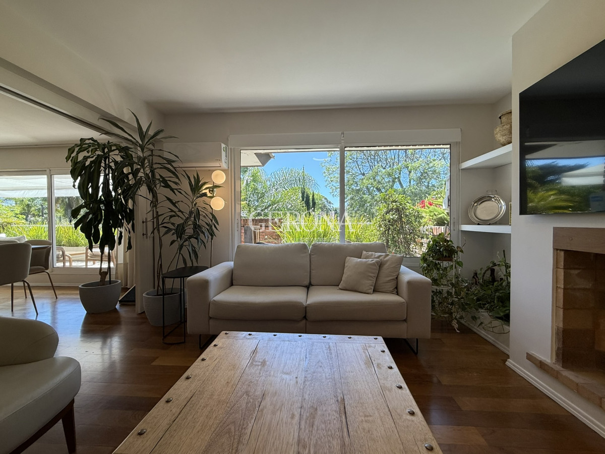 Apartamento ID.287 - Venta Apartamento de 3 suites, servicio y 3 garajes en Carrasco a pasos del Mar