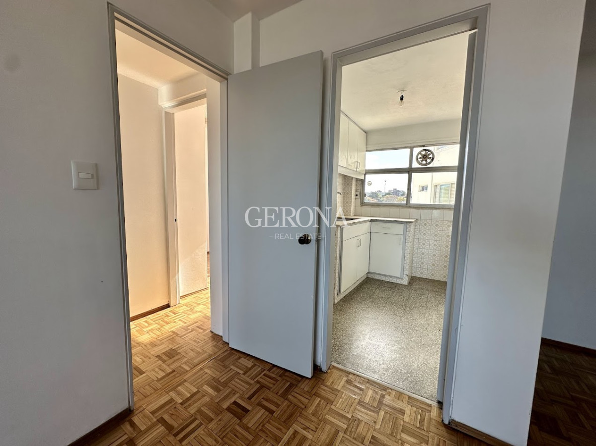 Apartamento ID.229 - Alquiler Apartamento en piso alto, de 2 dormitorios y garaje y box, sobre Rambla de Malvín.