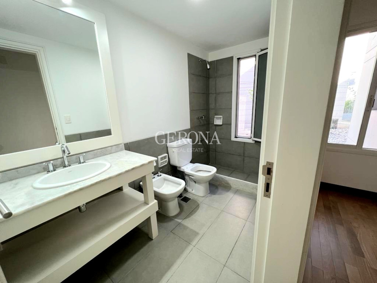 Apartamento ID.67 - Venta  Apartamento de 2 Dormitorios con Jardín de uso Exclusivo en Carrasco 