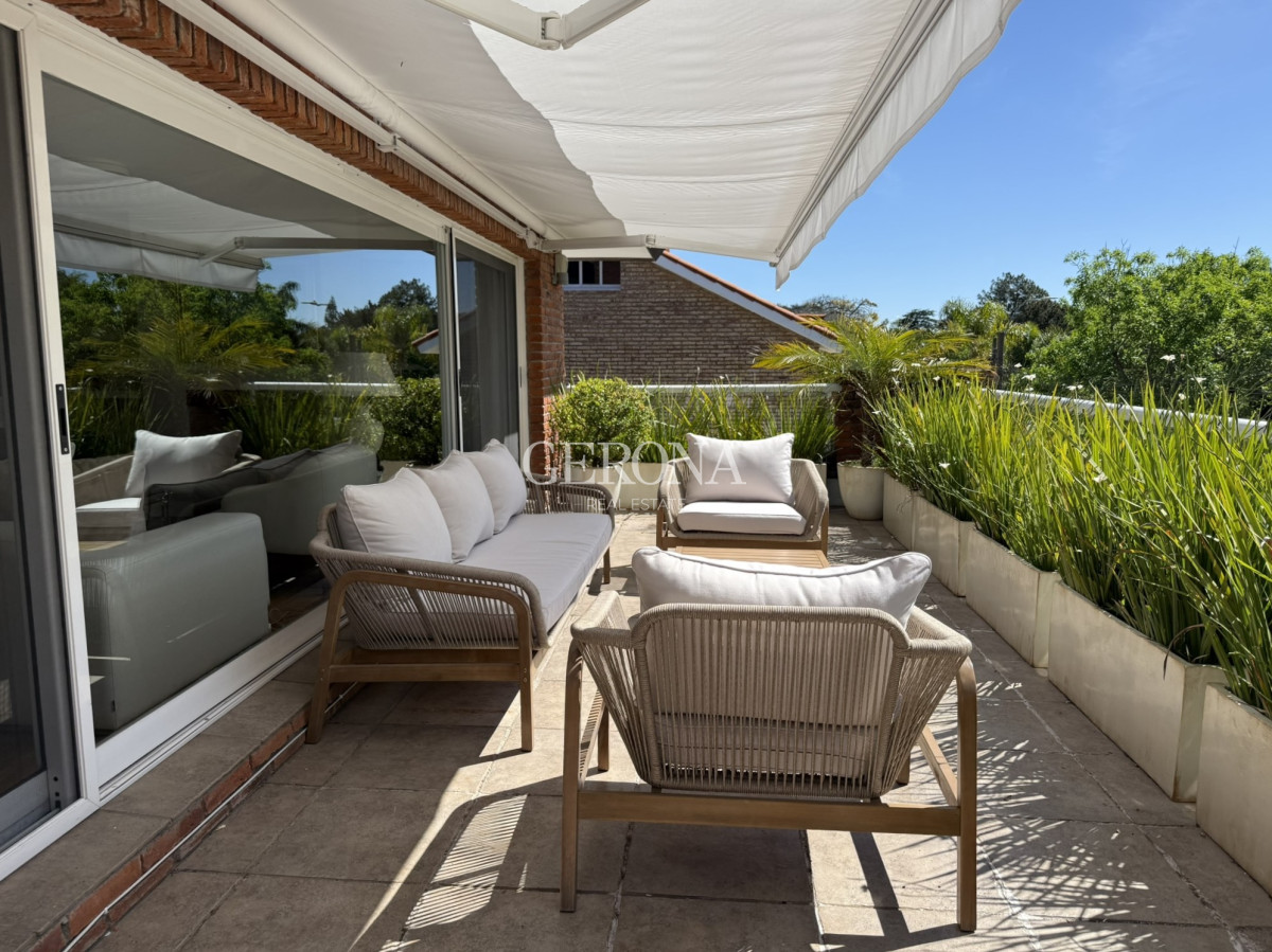 Apartamento ID.287 - Venta Apartamento de 3 suites, servicio y 3 garajes en Carrasco a pasos del Mar