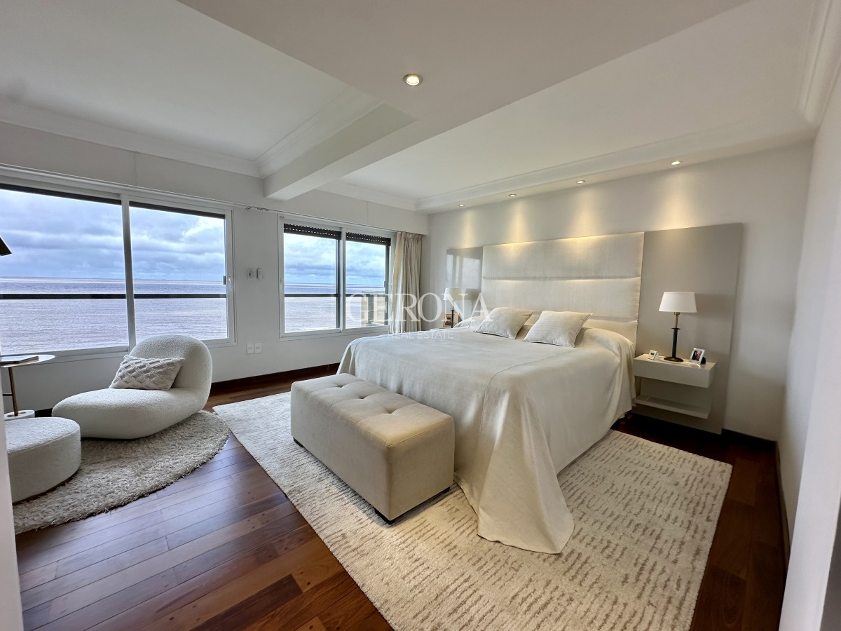 Apartamento ID.241 - Venta apartamento de 3 dormitorios y servicio, en rambla de Punta Carretas