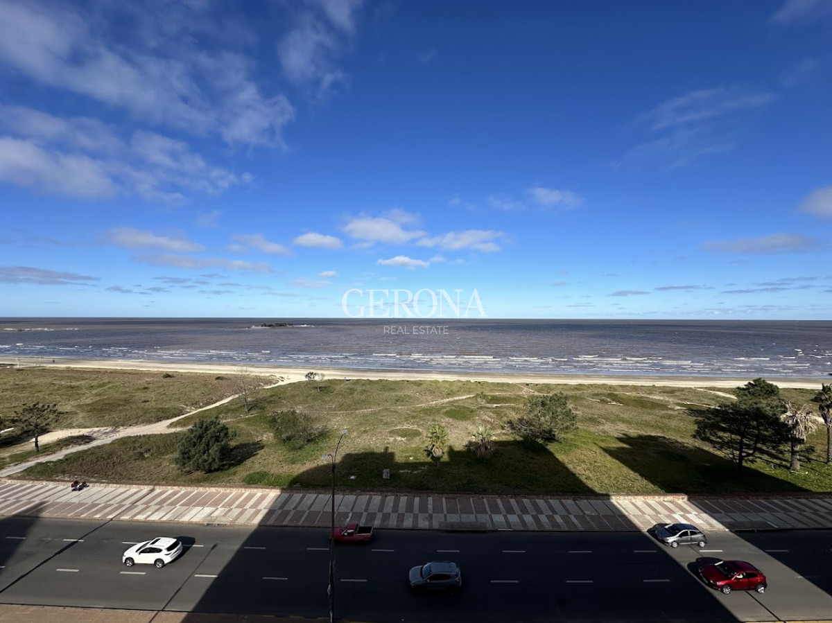 Apartamento ID.229 - Alquiler Apartamento en piso alto, de 2 dormitorios y garaje y box, sobre Rambla de Malvín.