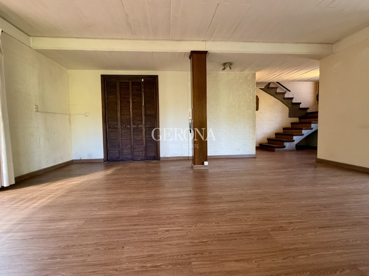 Apartamento ID.257 - Casa Ph en venta de 3 dormitorios, 2 garajes y jardín de uso exclusivo, en Carrasco