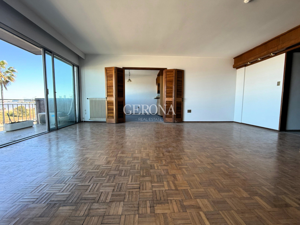 Apartamento ID.261 - Apartamento en venta sobre la rambla de Malvin de tres dormitorios y un Garage.