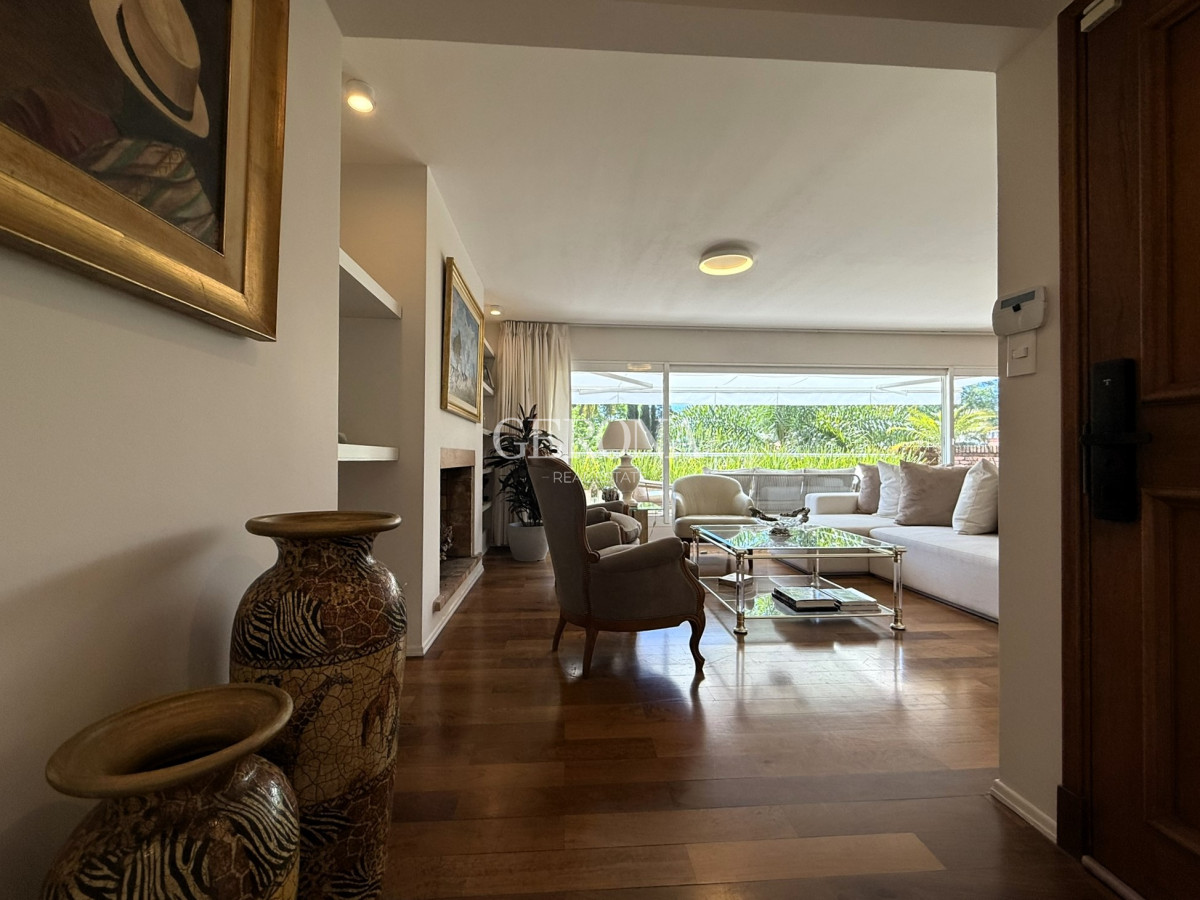 Apartamento ID.287 - Venta Apartamento de 3 suites, servicio y 3 garajes en Carrasco a pasos del Mar