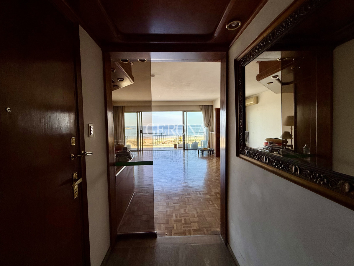 Apartamento ID.261 - Apartamento en venta sobre la rambla de Malvin de tres dormitorios y un Garage.
