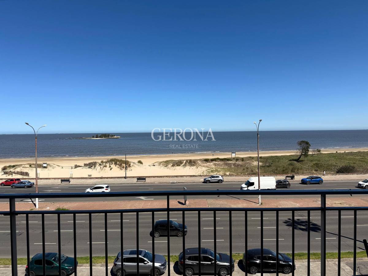 Apartamento ID.261 - Apartamento en venta sobre la rambla de Malvin de tres dormitorios y un Garage.