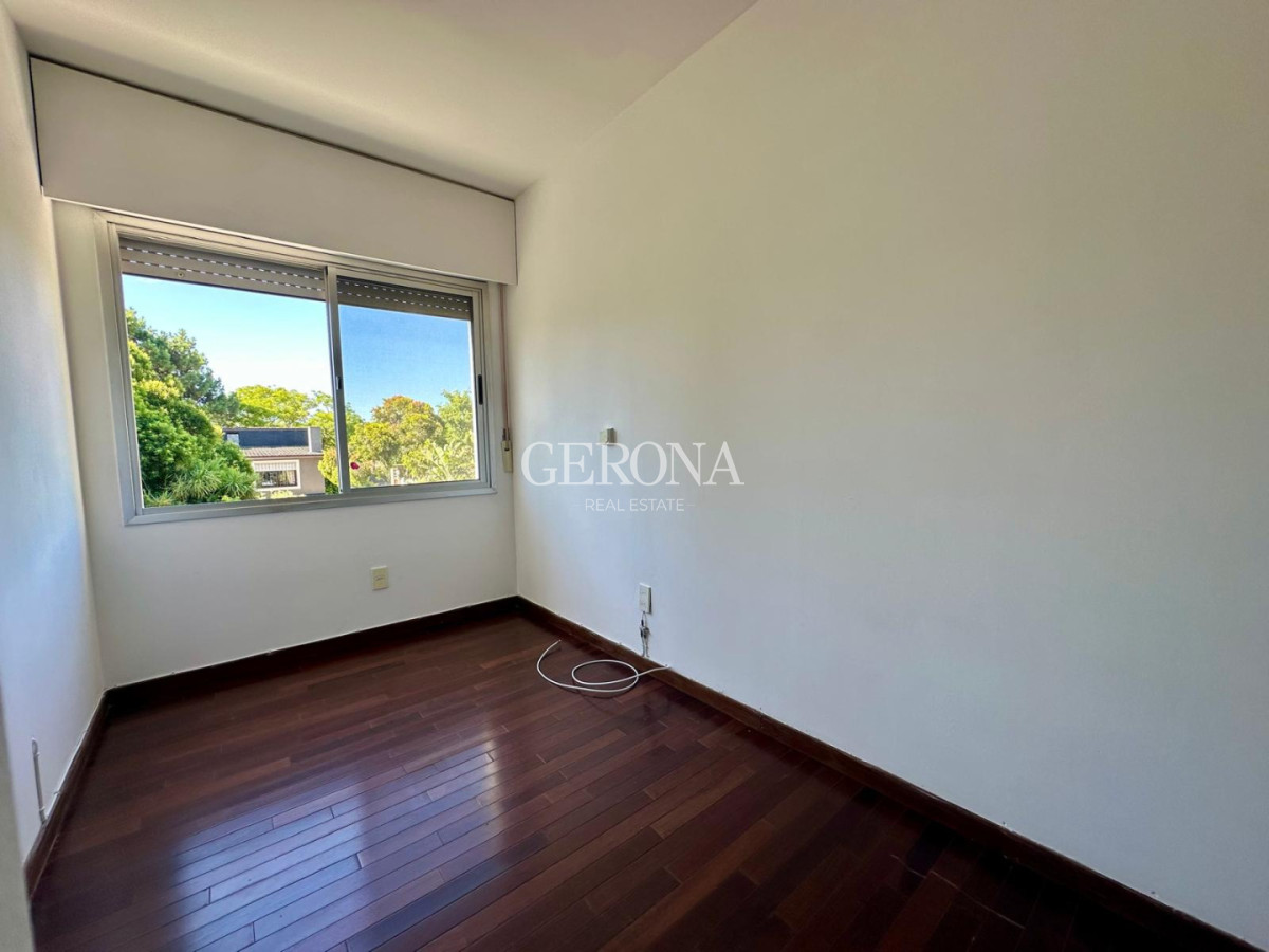 Apartamento ID.297 - Venta Apartamento de 3 dormitorios y jardín de uso exclusivo en Carrasco.