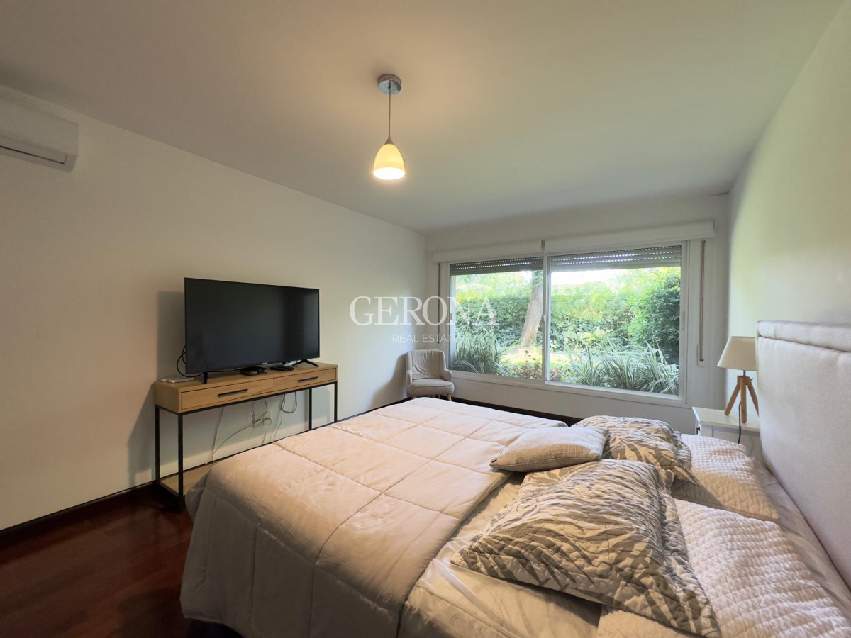 Apartamento ID.30 - Alquiler apartamento amoblado de 2 dormitorios con jardín, en Carrasco