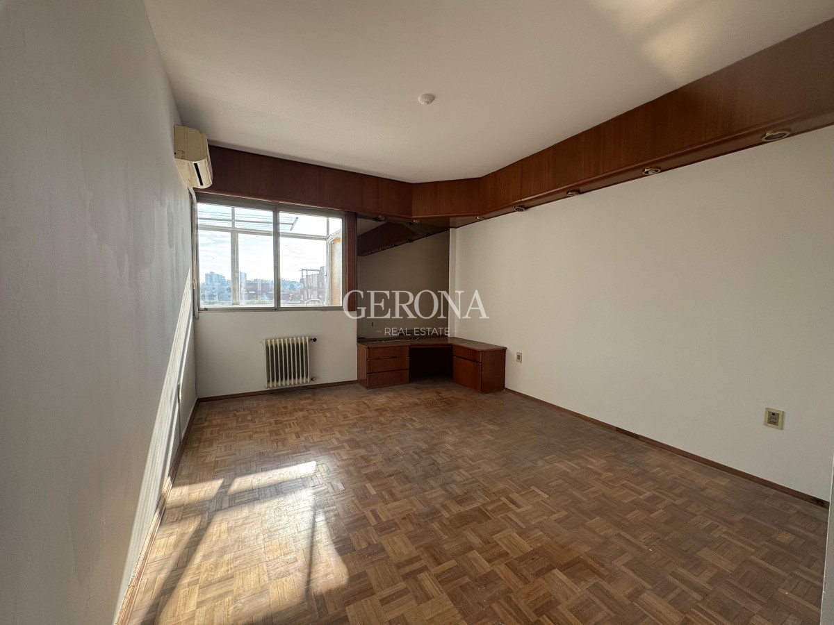 Apartamento ID.261 - Apartamento en venta sobre la rambla de Malvin de tres dormitorios y un Garage.