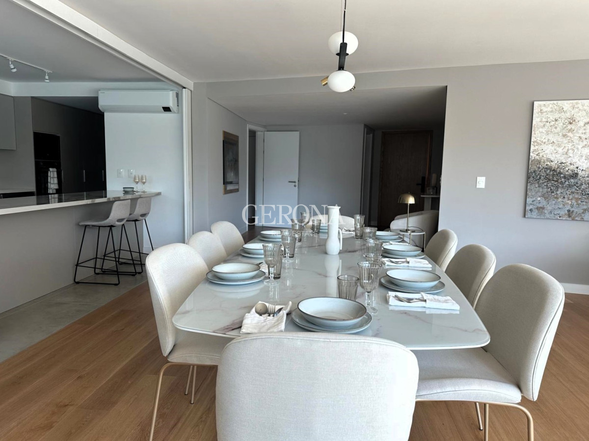 Apartamento ID.43 - Venta Apartamento de 4 dorm + Servicio + Garaje en Villa Biarritz