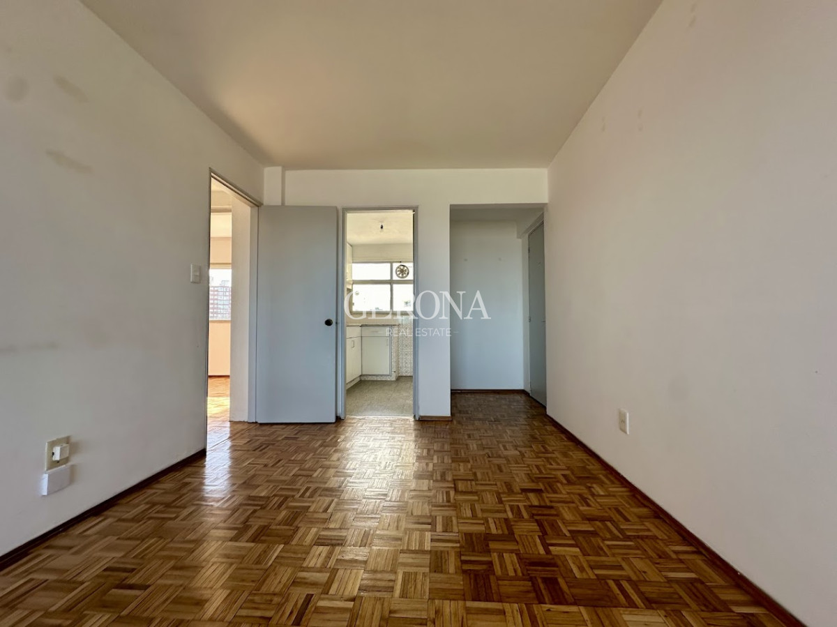 Apartamento ID.229 - Alquiler Apartamento en piso alto, de 2 dormitorios y garaje y box, sobre Rambla de Malvín.