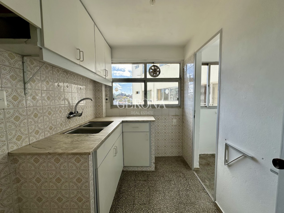 Apartamento ID.229 - Alquiler Apartamento en piso alto, de 2 dormitorios y garaje y box, sobre Rambla de Malvín.