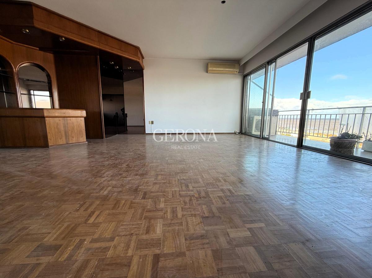 Apartamento ID.261 - Apartamento en venta sobre la rambla de Malvin de tres dormitorios y un Garage.