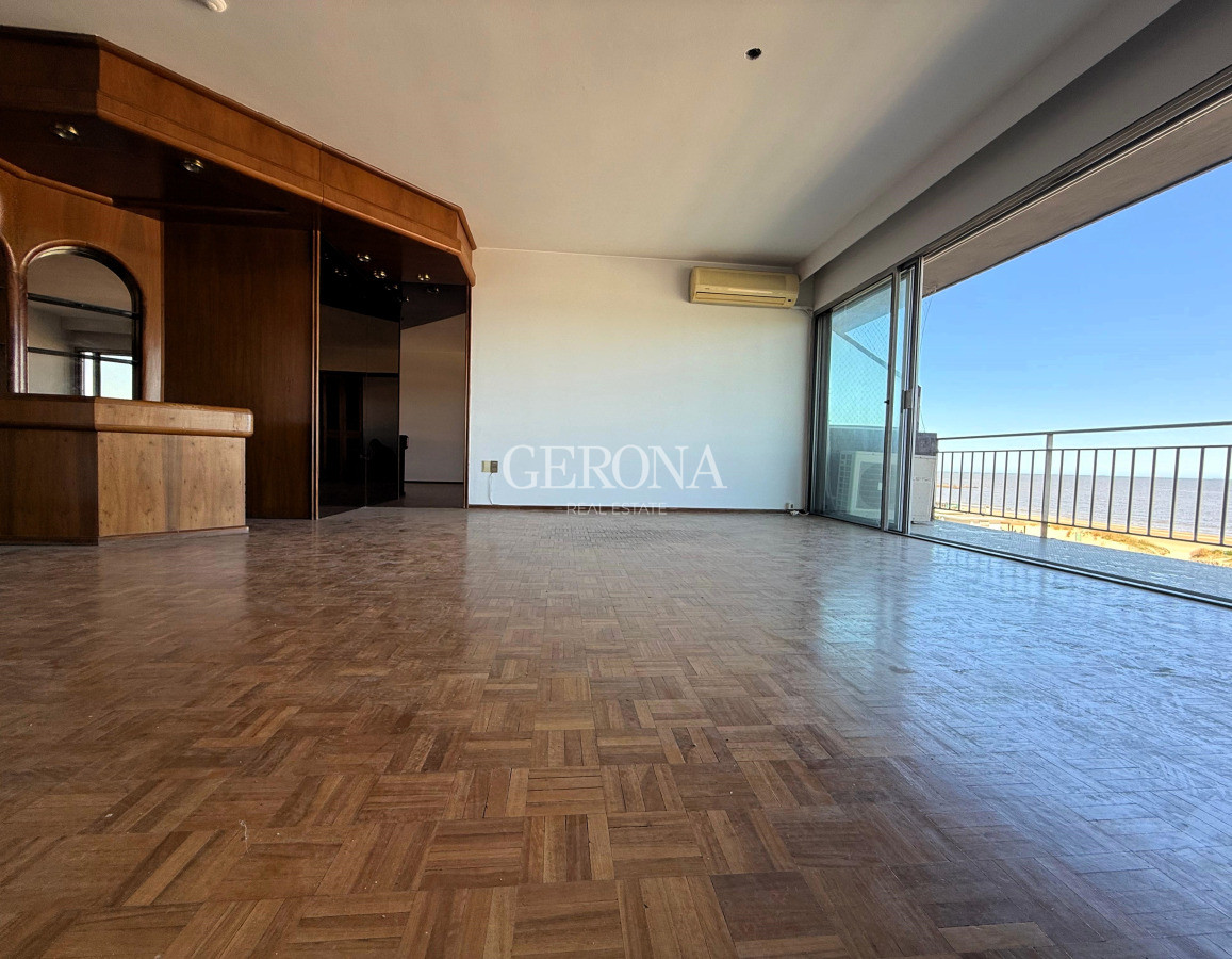 Apartamento ID.261 - Apartamento en venta sobre la rambla de Malvin de tres dormitorios y un Garage.