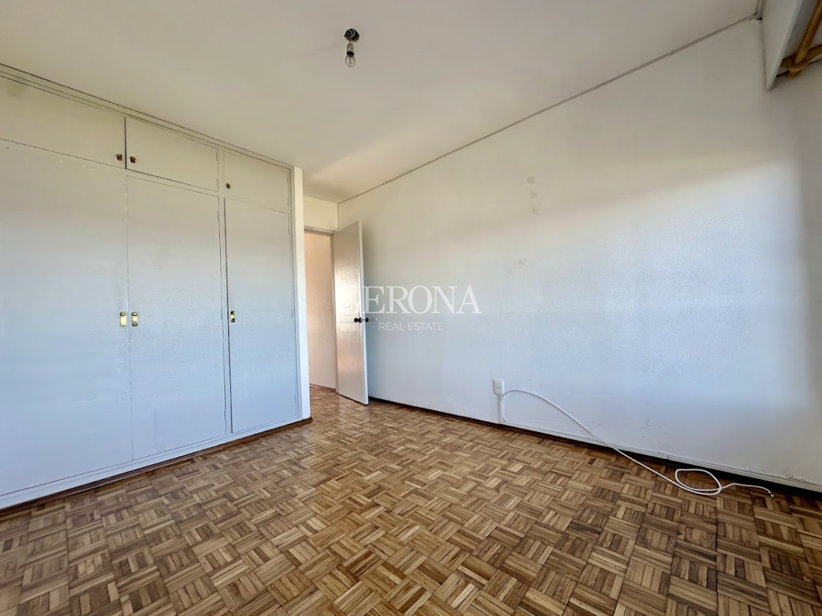 Apartamento ID.229 - Alquiler Apartamento en piso alto, de 2 dormitorios y garaje y box, sobre Rambla de Malvín.