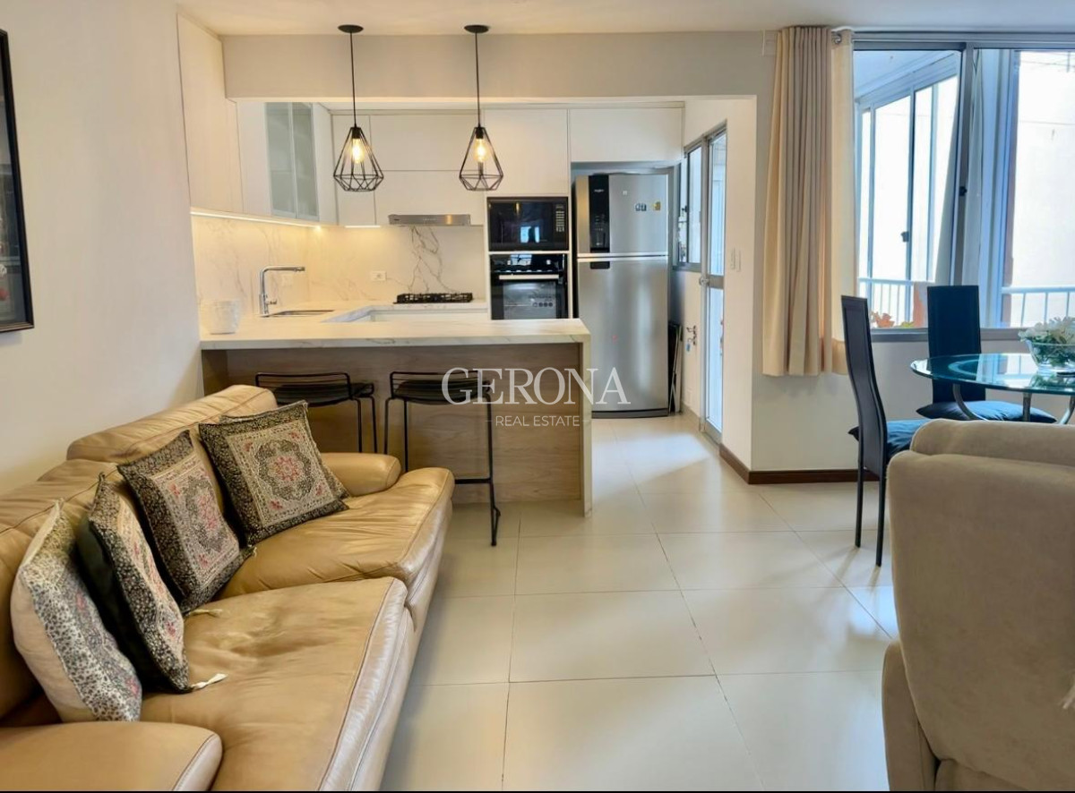 Apartamento ID.241 - Venta apartamento de 3 dormitorios y servicio, en rambla de Punta Carretas