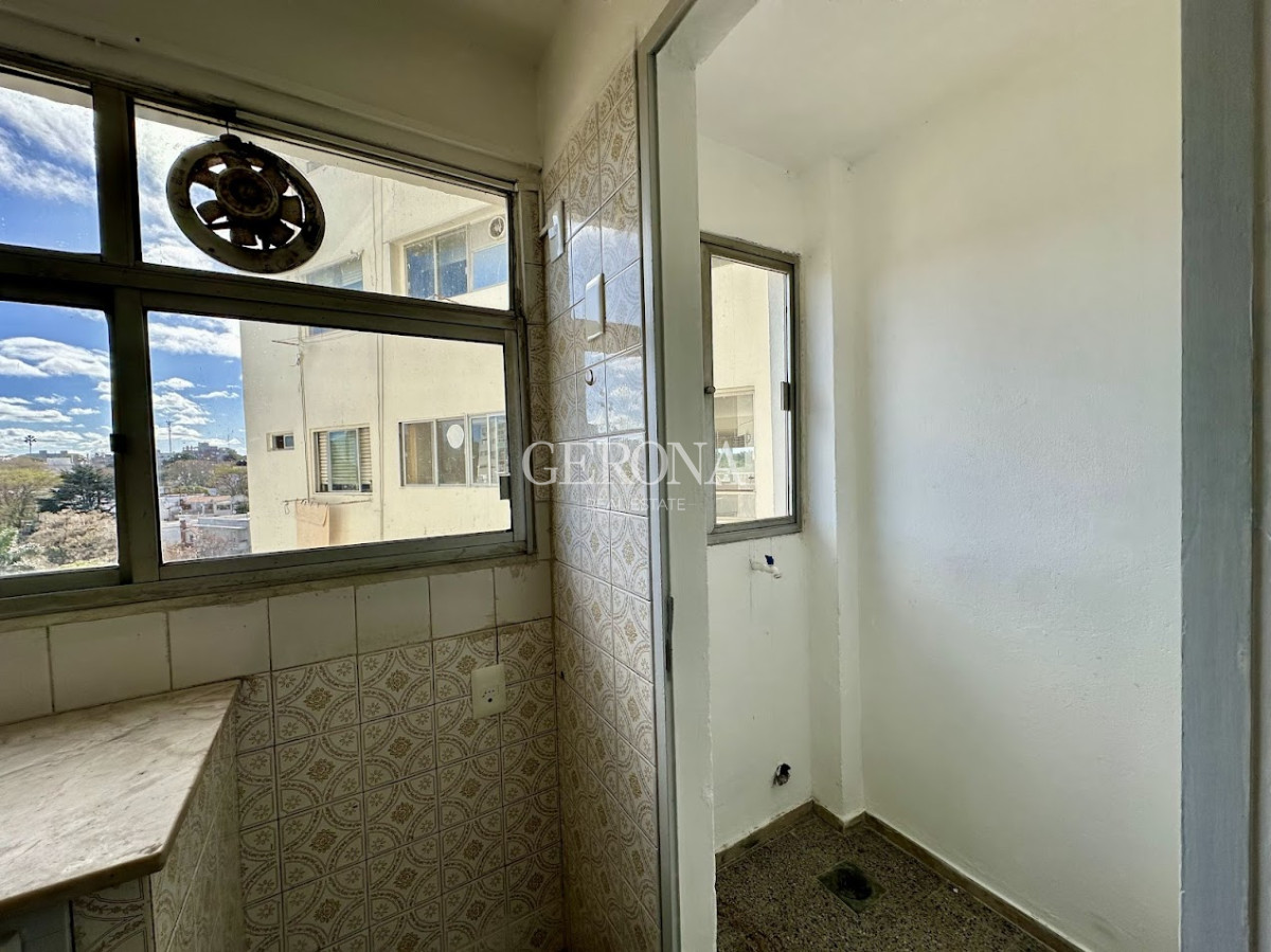 Apartamento ID.229 - Alquiler Apartamento en piso alto, de 2 dormitorios y garaje y box, sobre Rambla de Malvín.