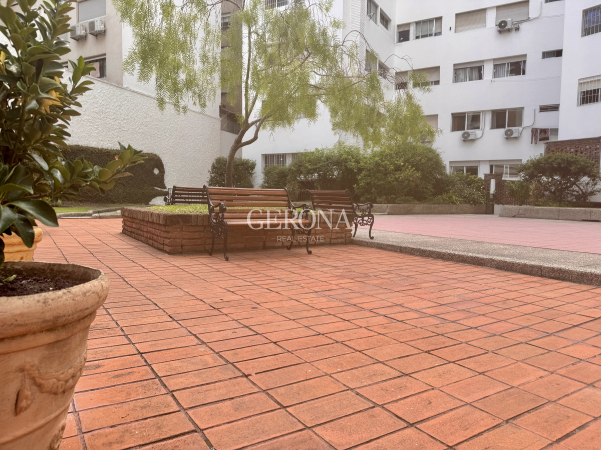 Apartamento ID.263 - Venta apartamento de tres dormitorios y servicio en Pocitos