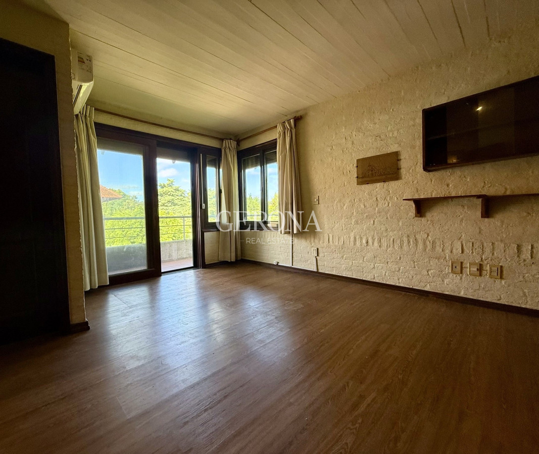 Apartamento ID.257 - Casa Ph en venta de 3 dormitorios, 2 garajes y jardín de uso exclusivo, en Carrasco