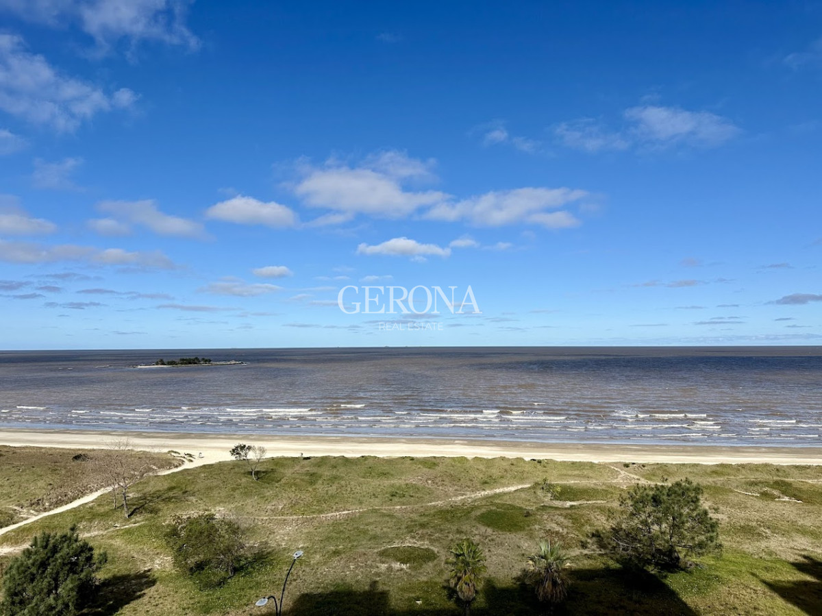 Apartamento ID.229 - Alquiler Apartamento en piso alto, de 2 dormitorios y garaje y box, sobre Rambla de Malvín.