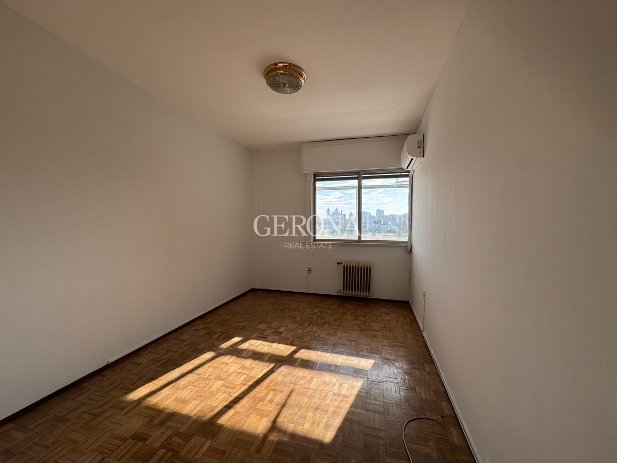 Apartamento ID.261 - Apartamento en venta sobre la rambla de Malvin de tres dormitorios y un Garage.