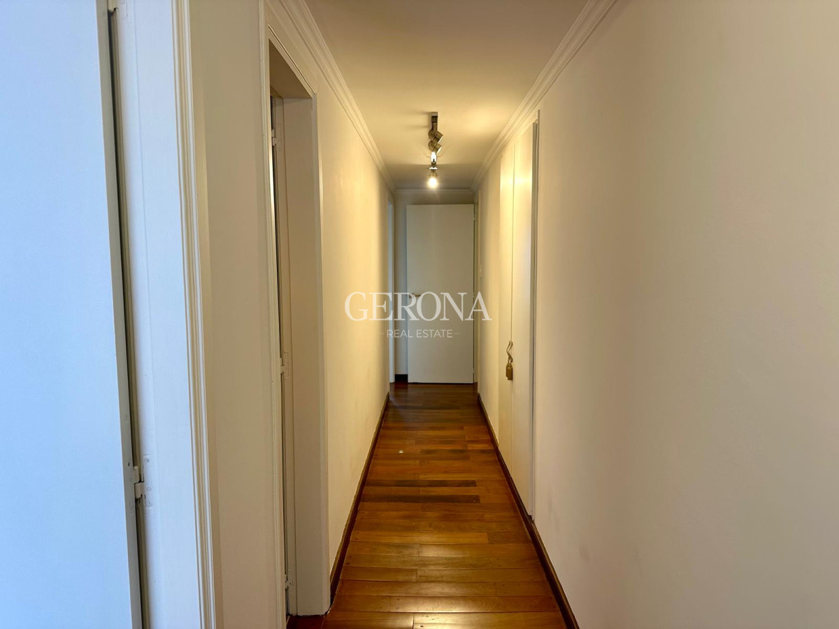 Apartamento ID.241 - Venta apartamento de 3 dormitorios y servicio, en rambla de Punta Carretas