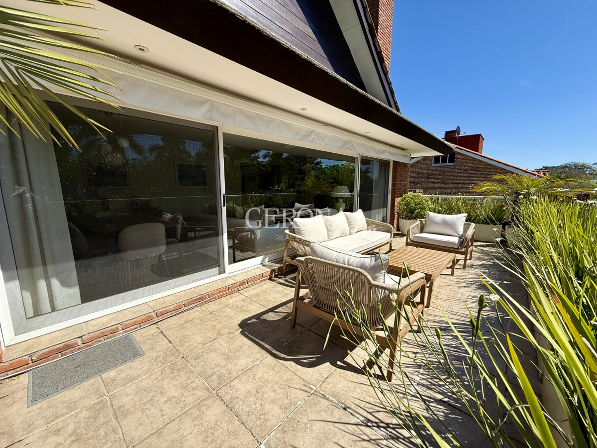 Apartamento ID.287 - Venta Apartamento de 3 suites, servicio y 3 garajes en Carrasco a pasos del Mar