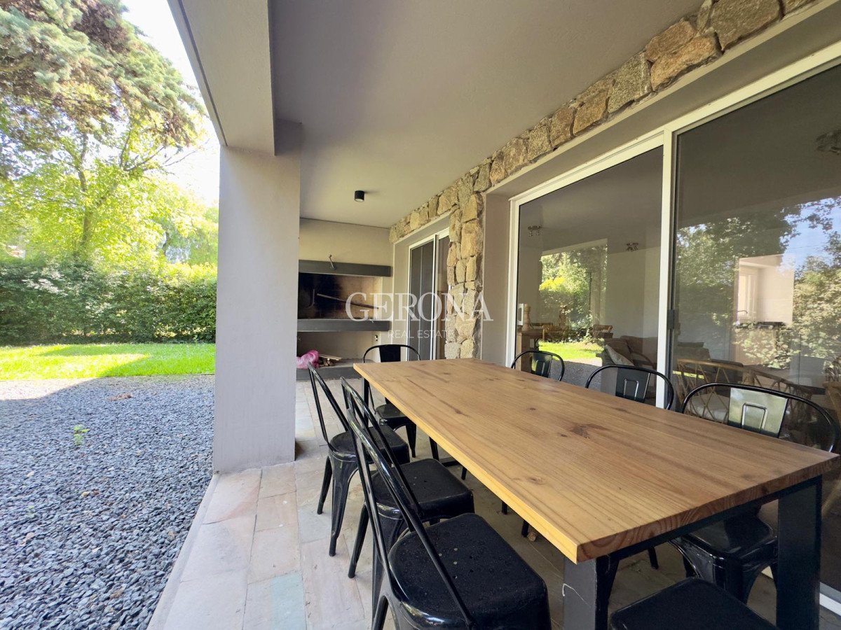 Apartamento ID.30 - Alquiler apartamento amoblado de 2 dormitorios con jardín, en Carrasco