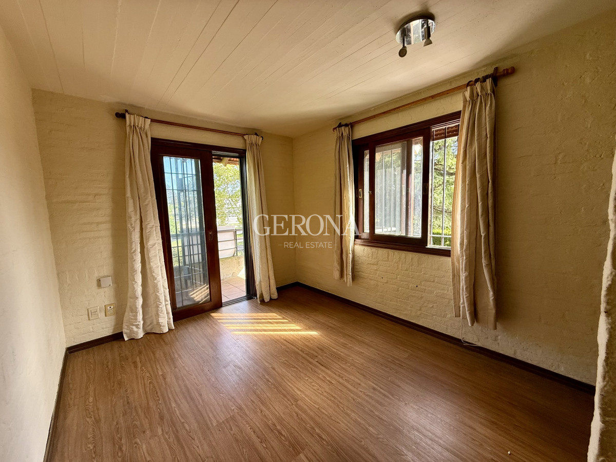Apartamento ID.257 - Casa Ph en venta de 3 dormitorios, 2 garajes y jardín de uso exclusivo, en Carrasco