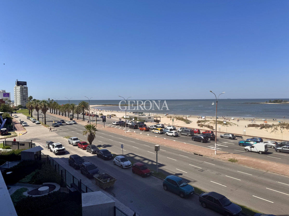Apartamento ID.261 - Apartamento en venta sobre la rambla de Malvin de tres dormitorios y un Garage.