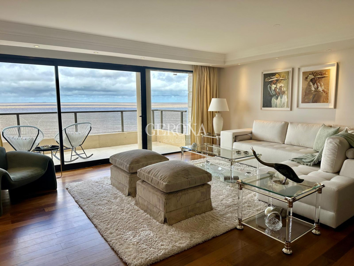 Apartamento ID.241 - Venta apartamento de 3 dormitorios y servicio, en rambla de Punta Carretas