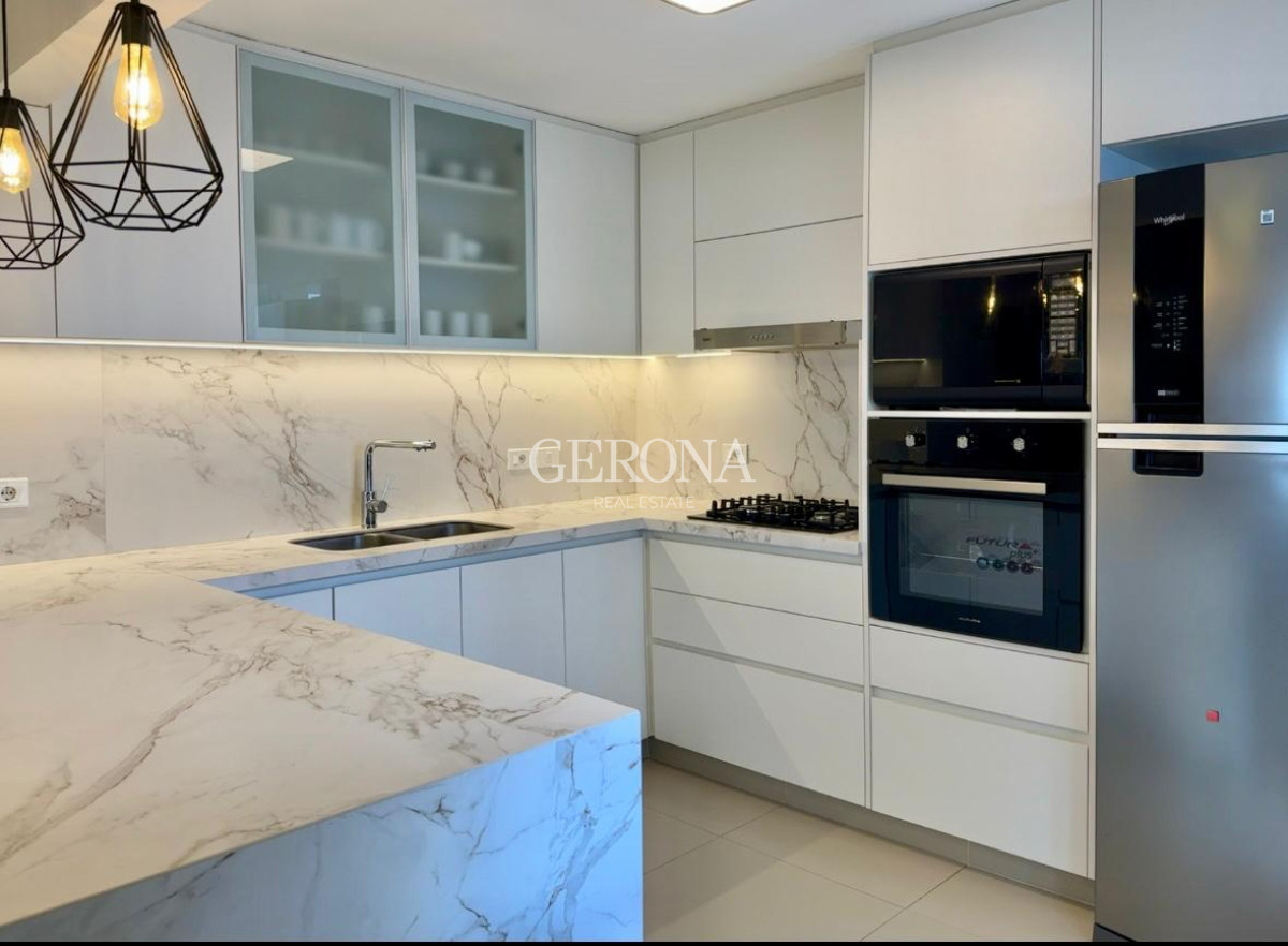 Apartamento ID.241 - Venta apartamento de 3 dormitorios y servicio, en rambla de Punta Carretas