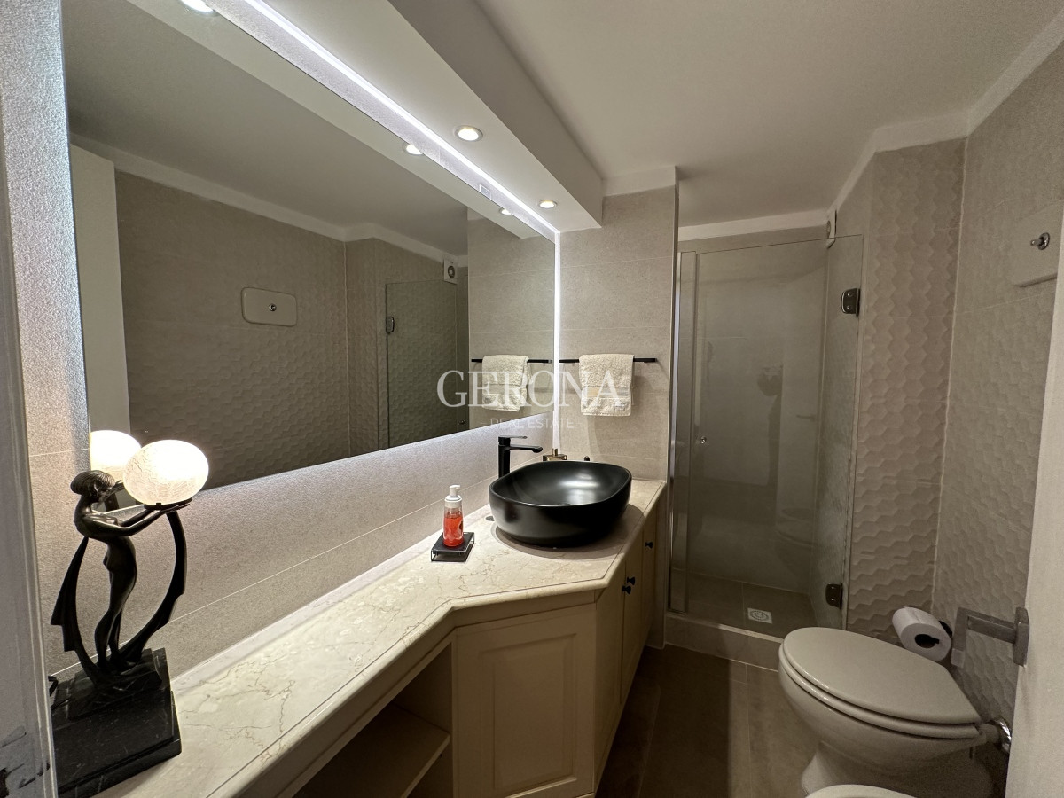 Apartamento ID.241 - Venta apartamento de 3 dormitorios y servicio, en rambla de Punta Carretas