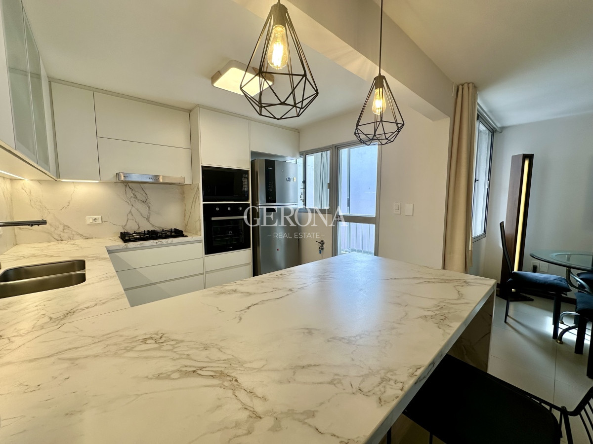 Apartamento ID.241 - Venta apartamento de 3 dormitorios y servicio, en rambla de Punta Carretas