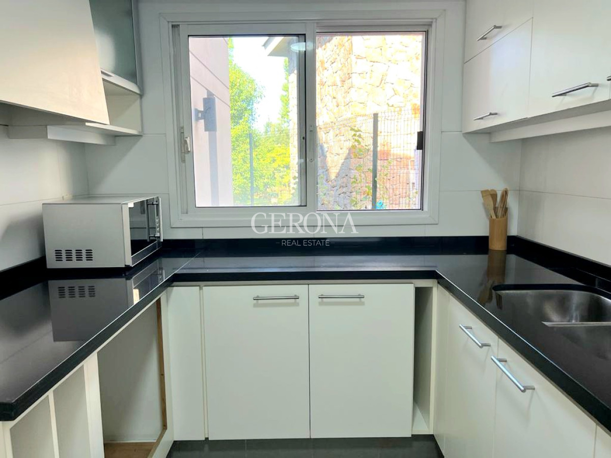 Apartamento ID.67 - Venta  Apartamento de 2 Dormitorios con Jardín de uso Exclusivo en Carrasco 