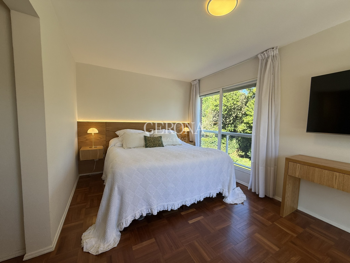 Apartamento ID.287 - Venta Apartamento de 3 suites, servicio y 3 garajes en Carrasco a pasos del Mar