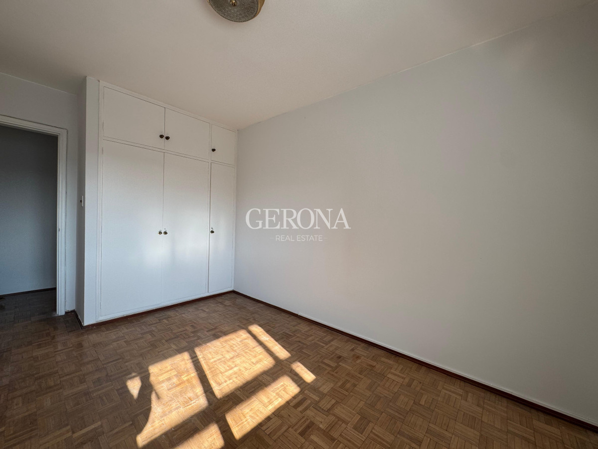Apartamento ID.261 - Apartamento en venta sobre la rambla de Malvin de tres dormitorios y un Garage.