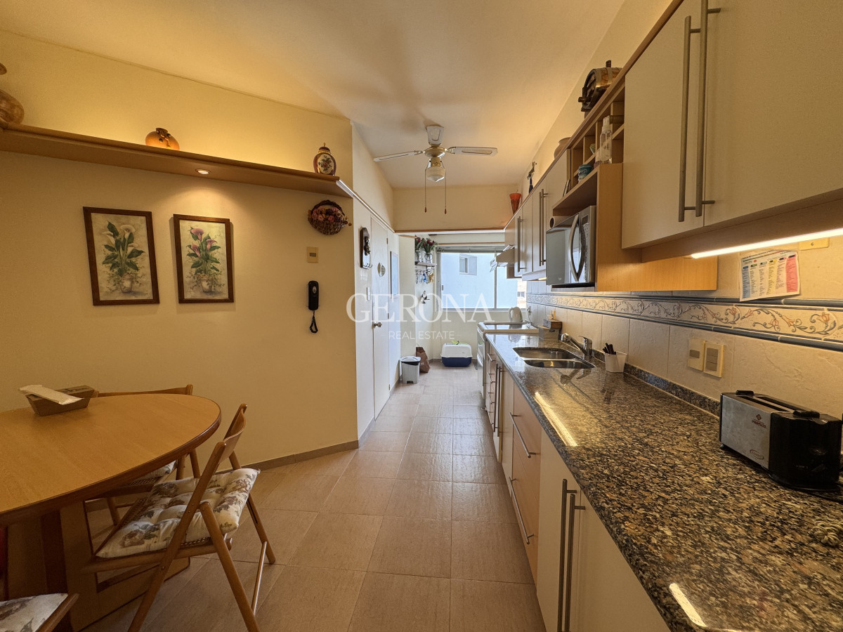 Apartamento ID.263 - Venta apartamento de tres dormitorios y servicio en Pocitos