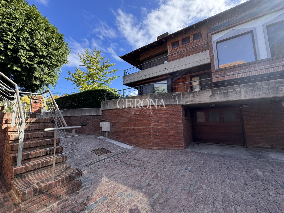 Apartamento ID.257 - Casa Ph en venta de 3 dormitorios, 2 garajes y jardín de uso exclusivo, en Carrasco
