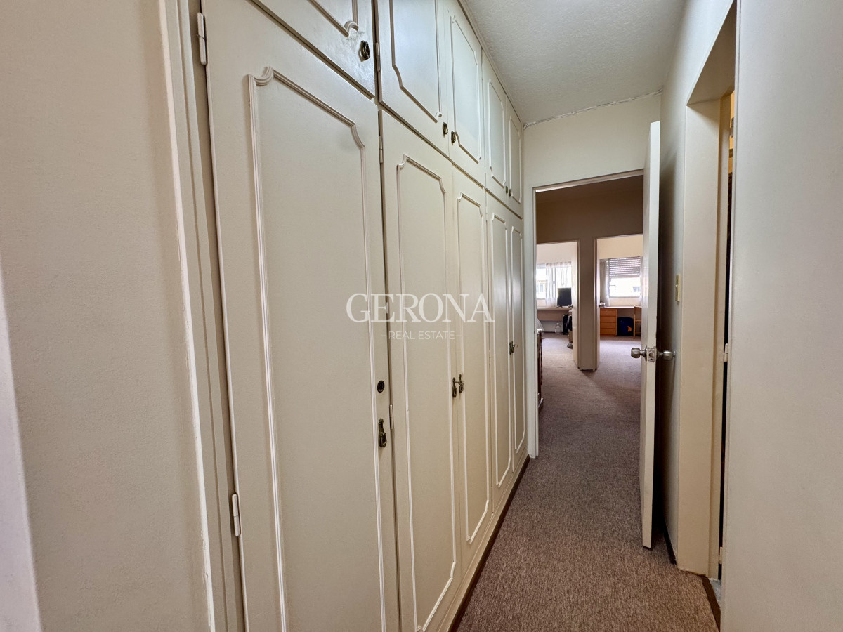 Apartamento ID.263 - Venta apartamento de tres dormitorios y servicio en Pocitos