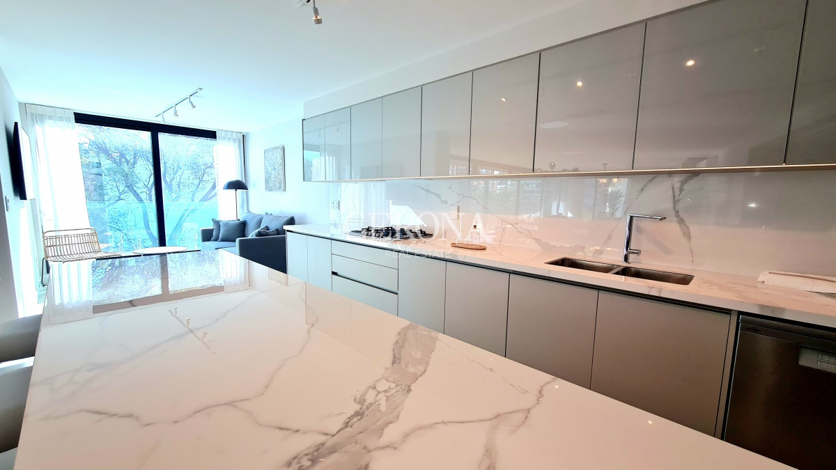 Apartamento ID.43 - Venta Apartamento de 4 dorm + Servicio + Garaje en Villa Biarritz