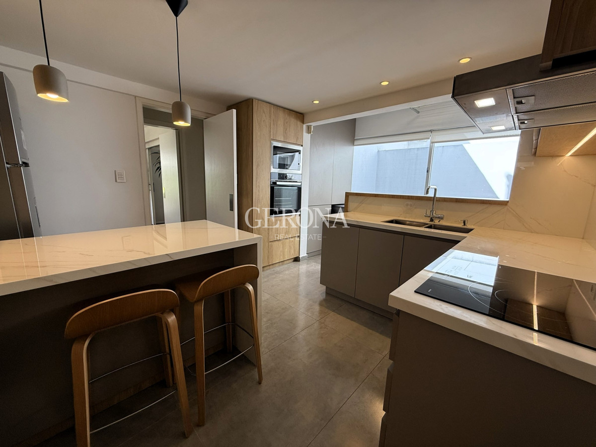 Apartamento ID.287 - Venta Apartamento de 3 suites, servicio y 3 garajes en Carrasco a pasos del Mar