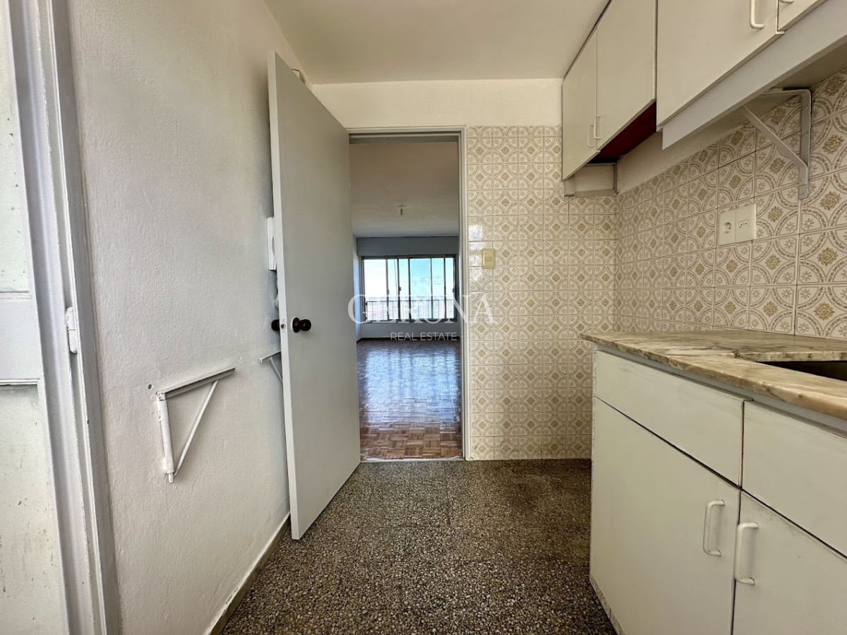 Apartamento ID.229 - Alquiler Apartamento en piso alto, de 2 dormitorios y garaje y box, sobre Rambla de Malvín.