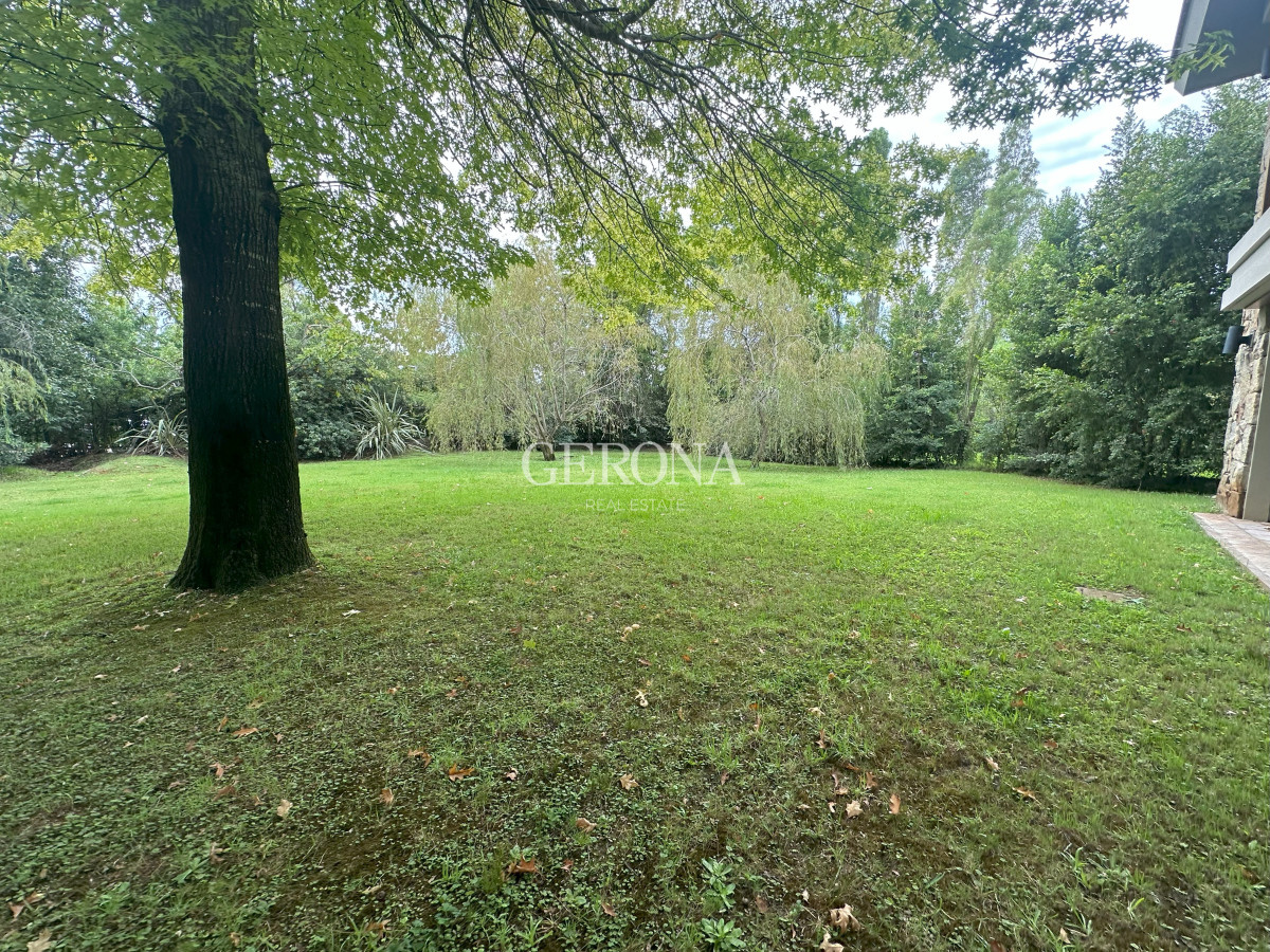 Apartamento ID.30 - Alquiler apartamento amoblado de 2 dormitorios con jardín, en Carrasco