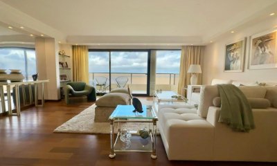 Venta apartamento de 3 dormitorios y servicio, en rambla de Punta Carretas