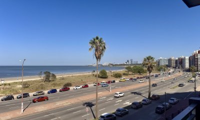 Apartamento en venta sobre la rambla de Malvin de tres dormitorios y un Garage.