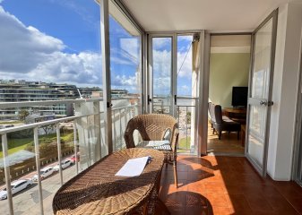 Venta apartamento de tres dormitorios y servicio en Pocitos