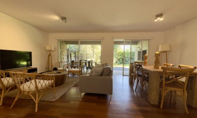 Venta  Apartamento de 2 Dormitorios con Jardín de uso Exclusivo en Carrasco